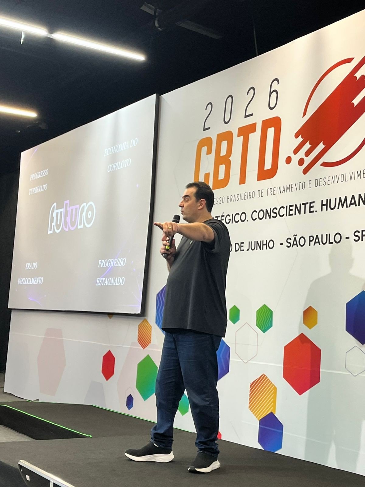 Victor Mirshawka Jr. palestrando no CBTD 2026